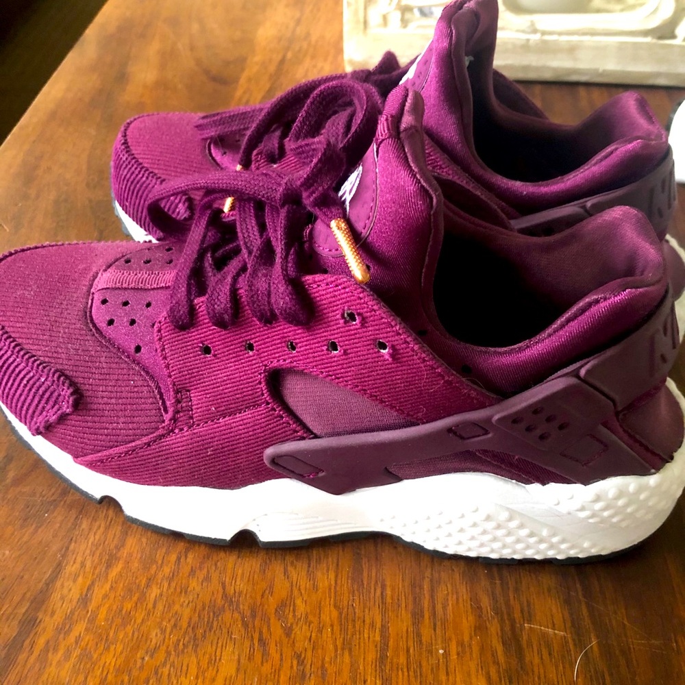 Women’s Merlot Nike huarache sneakers